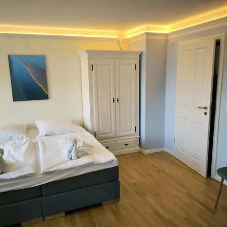Appartementhaus Mit Meerblick Und Balkon In Goehren Hmli Homestay
