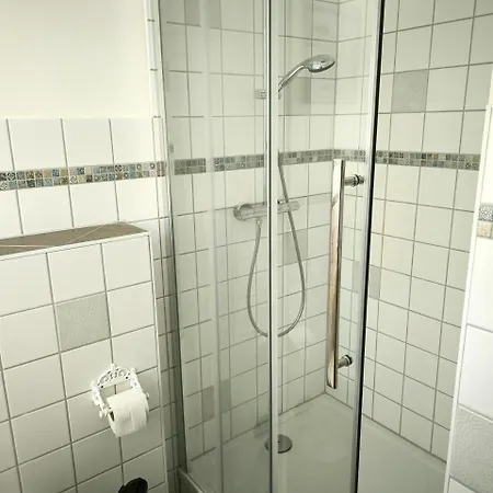 Appartementhaus Mit Meerblick Und Balkon In Goehren Hmli Homestay *